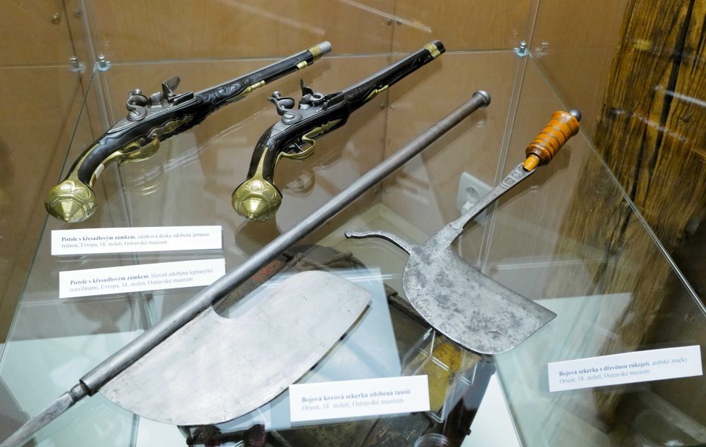 Výstavu doplňují dobové artefakty ze sbírek muzea v Ostravě
